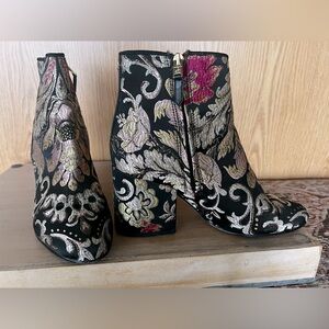 ***SOLD*** Embroidered holiday Chelsea boots Sam Edelman women’s size 8